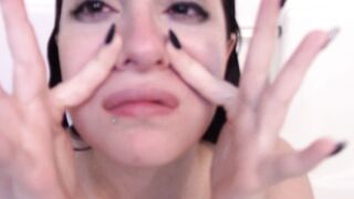 Leena Mae - Blowing And Picking My Nose In The Bath