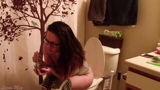 Leena Mae - Farting In The Toilet
