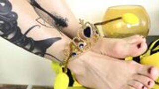 Cosplayfeet - Hottie Lilith Dressed Up In A Bee Cosplay Costume With Stockings