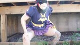 Kosplay Keri - Batgirl takes outdoor pee